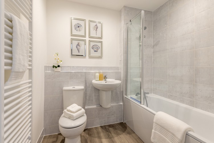 one bed bathroom 1600X1067