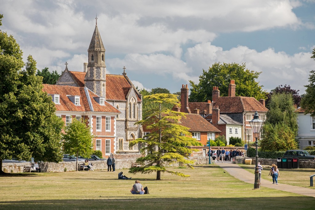 Why move to the charming town of Fordingbridge on the edge of New Forest National Park