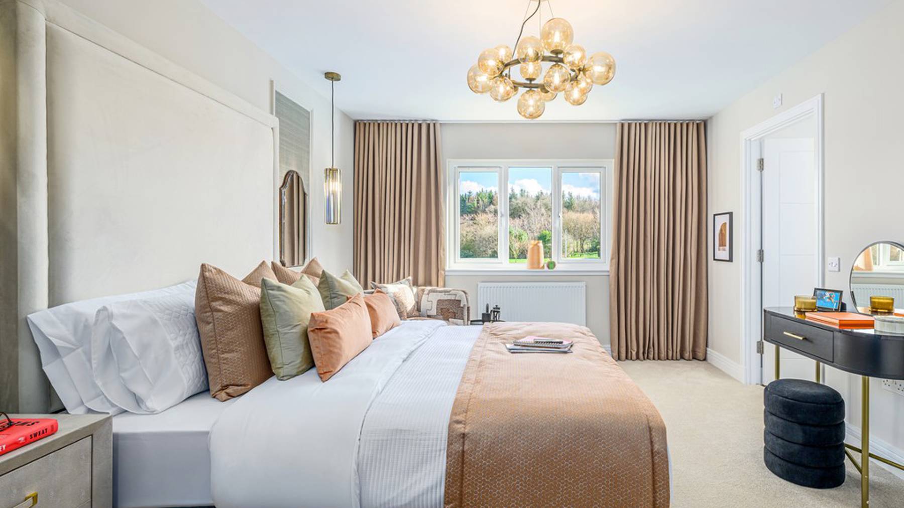 5 bedroom showhome | principal bedroom with en suite and fitted wardrobes