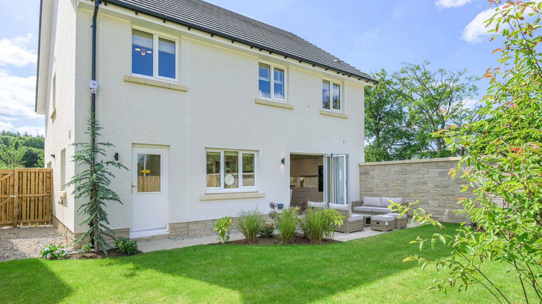 4 bedroom plus study showhome | Expansive rear garden 