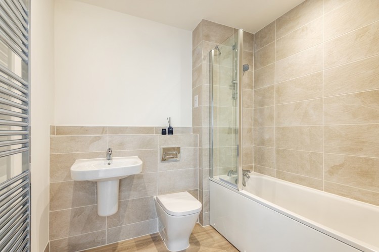1 bed apartment | bathroom