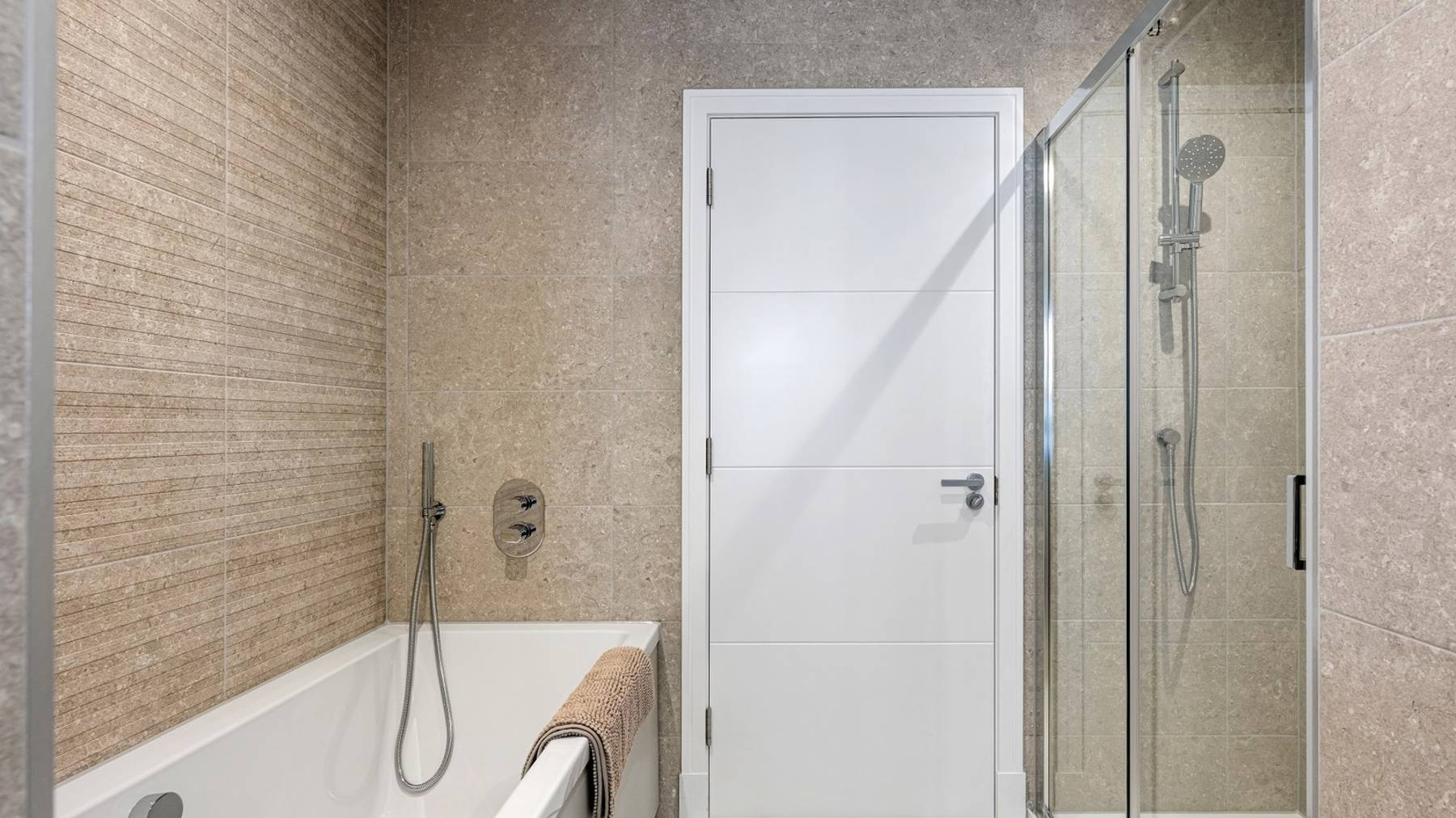 Vb5653152 20260227 Cala Homes Lathallan Grange Logan Bathroom 002 1600X1064